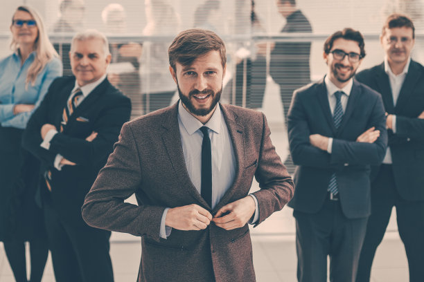 自信的商人站在专业的商人面前图片下载