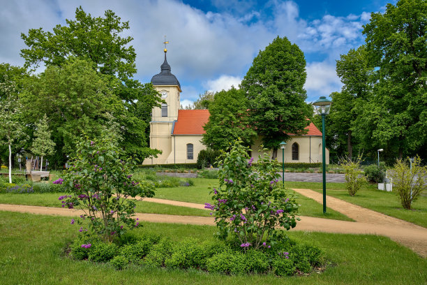 夏天，在Wandlitz-Klosterfelde列明的乡村教堂周围的市政公园里图片下载