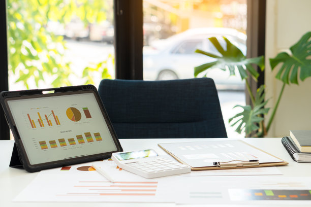 前台视图在业务桌上与笔记本电脑和图形文件计算器和设备平放与拷贝空间的业务财务办公室的概念图片下载