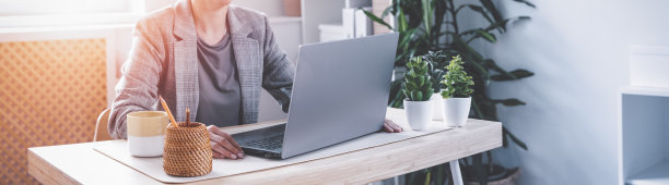 在办公室用笔记本电脑工作的女人图片下载