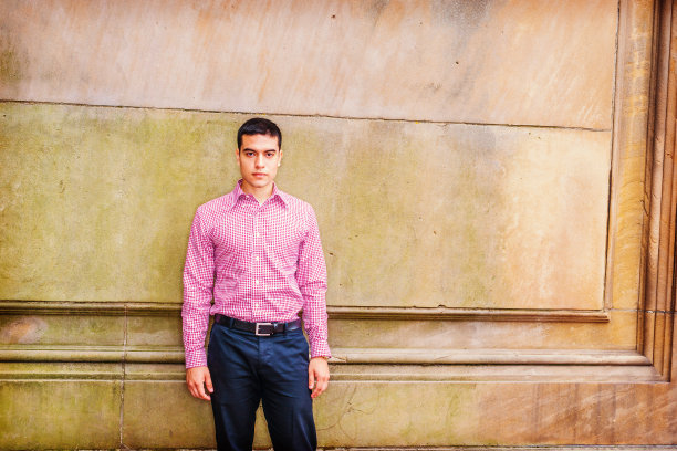 纽约，一个年轻人站在墙边图片下载