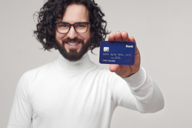 一名男子在镜头前展示塑料卡片图片下载