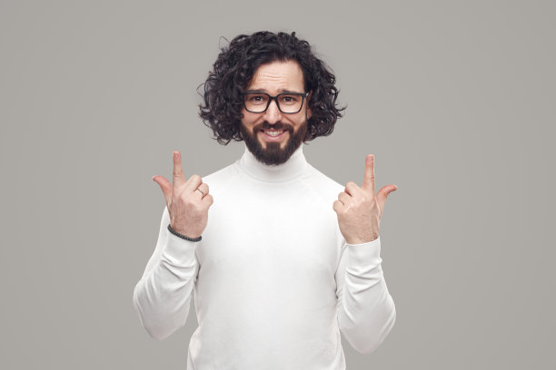 高兴的大胡子指着上面图片下载