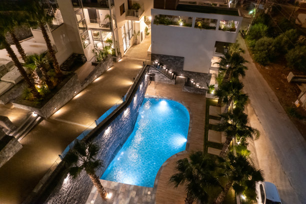 上图是酒店游泳池的夜景图片下载