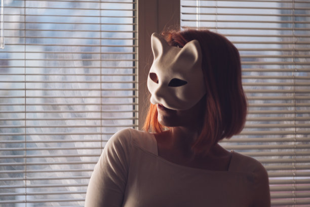 年轻女子用白猫面具伪装肖像图片下载