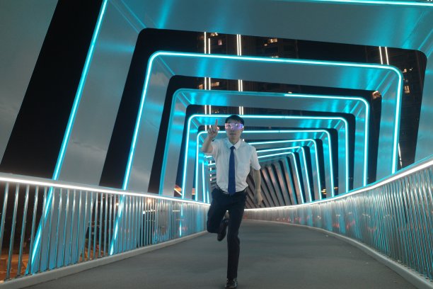 商务男士带着科技感的VR眼镜游戏体验似乎正在运行图片下载