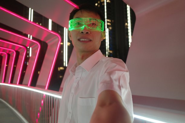 VR眼镜游戏体验，带商务人士的科技感图片下载