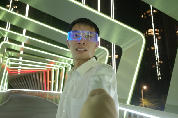 VR眼镜游戏体验，带商务人士的科技感图片下载