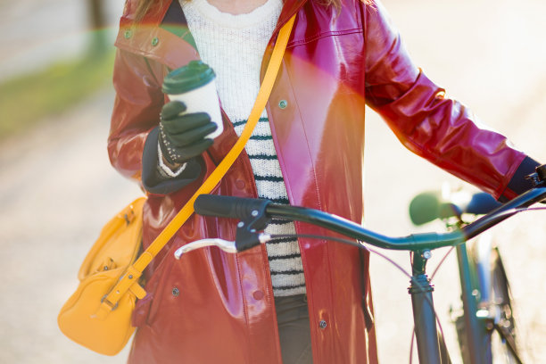 特写城市外的女性图片下载