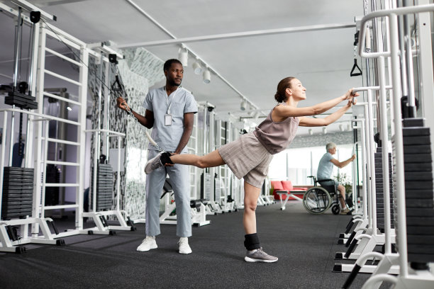 康复治疗师帮助女性患者图片下载