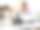 在办公室工作室工作的女性摄影师图片下载