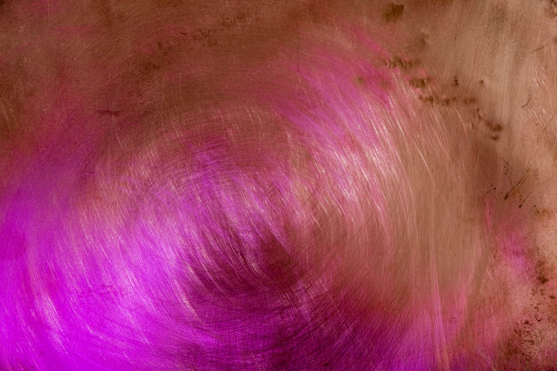 铜表面有明亮的紫色反射。图片下载