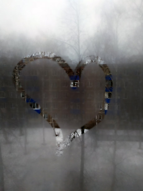 心在湿窗玻璃上。爱。爱的宣言。绘画。是情人节。图片下载