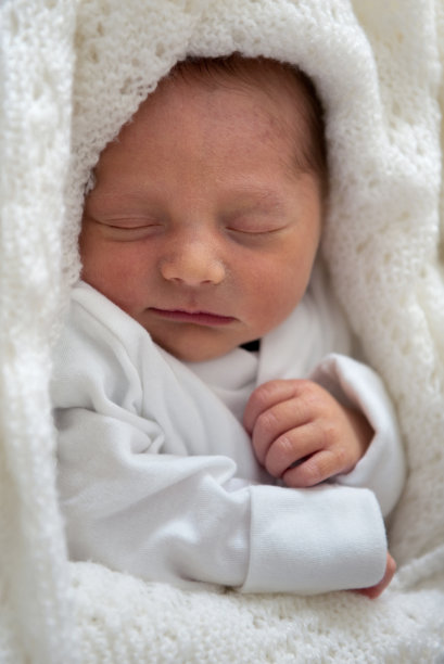 刚出生的男婴，才出生四天图片下载