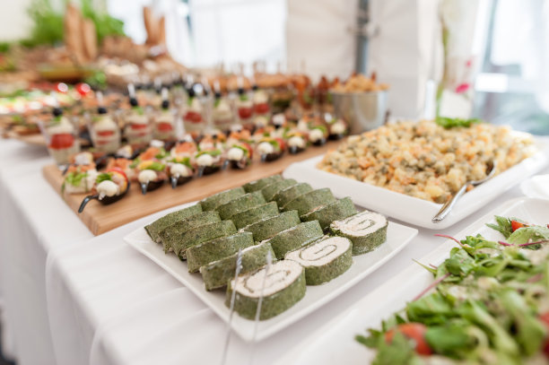 婚礼餐桌和食物。桌上有小吃和开胃菜。鱼、生肉和蔬菜。图片下载