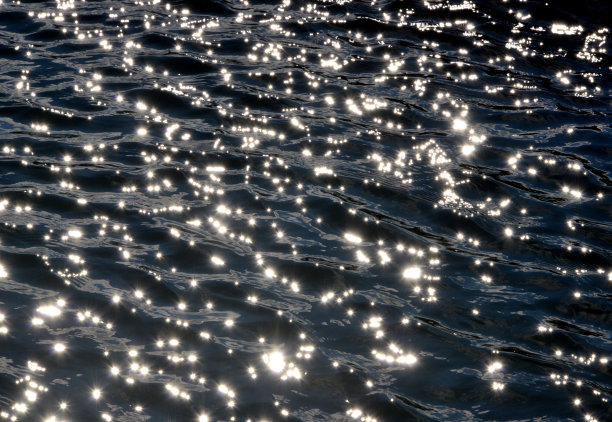 波光粼粼的水面图片下载