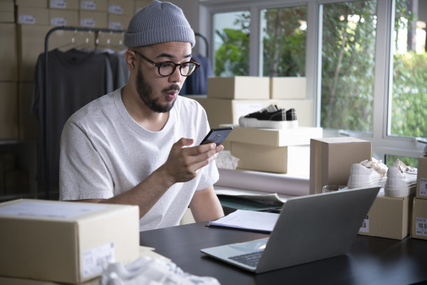 成功的电子商务亚洲商人。图片下载