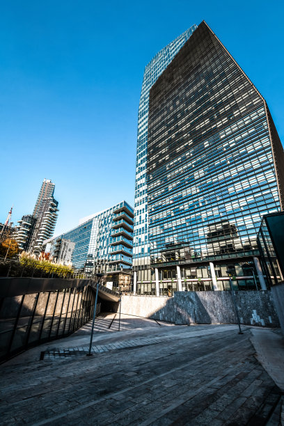 车道的钻石塔在米兰商业区，意大利图片下载