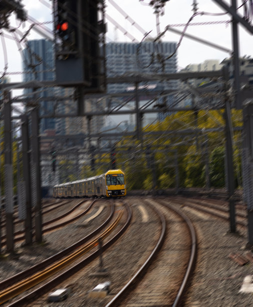 澳大利亚新南威尔士州悉尼的一列通勤火车正在驶近一个火车站图片下载