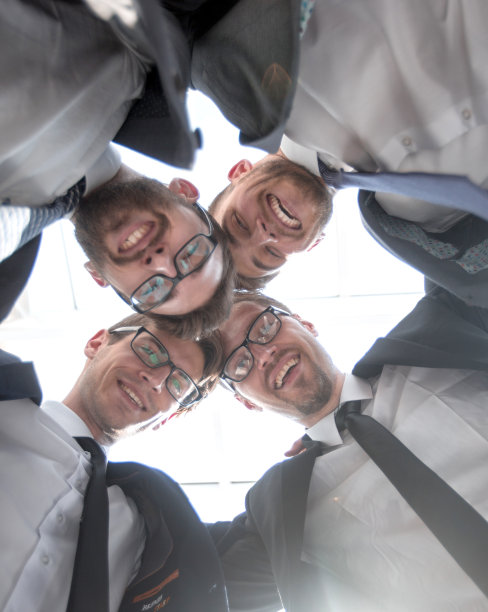 底部视图。专业的业务团队站成一圈图片下载