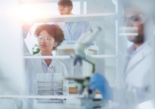 医学研究科学家团队工作的一代实验药物图片下载