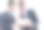 两个同事在讨论数字平板电脑上的信息图片下载