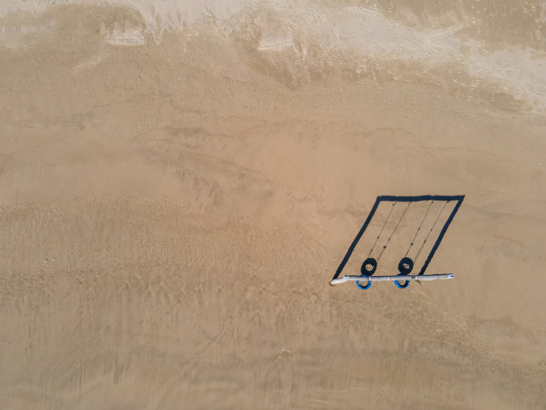 黄滩上秋千和秋千影子的鸟瞰图图片下载