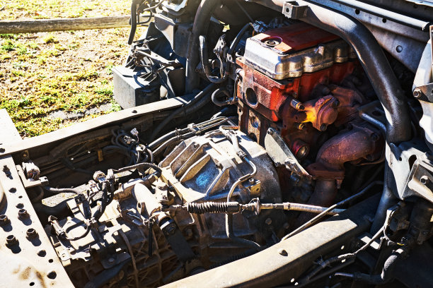 一辆卡车的柴油发动机、变速箱和传动系统暴露在驾驶室后面图片下载