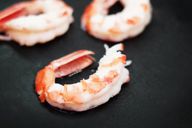 特写的虾在黑色图片下载