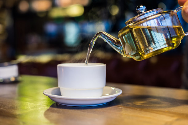 木桌上杯子里的茶图片下载