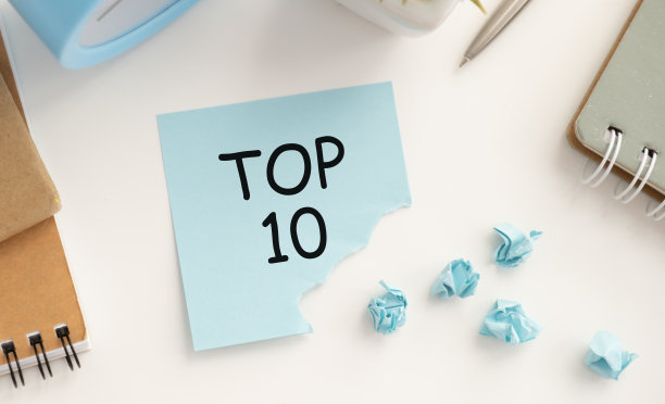 10大单词在笔记本上与眼镜，铅笔在木桌上。商业、互联网、教育理念。图片下载