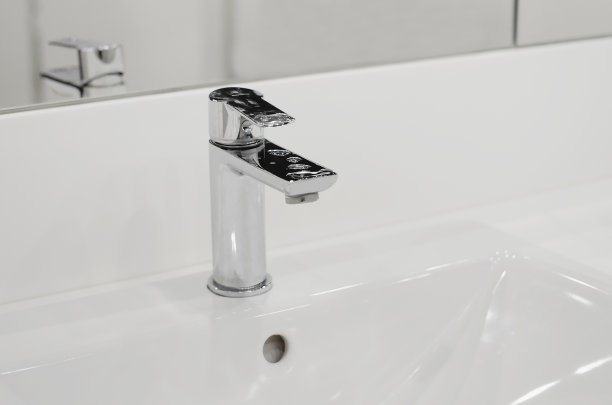 现代和干净的浴室水槽。特写,有选择性的重点。现代浴室内部。图片下载