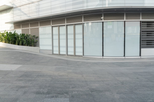 现代城市的市中心街道上空荡荡的混凝土地板。图片下载