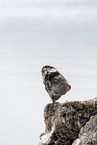 石头的平衡，瑜伽和大自然的和平图片下载
