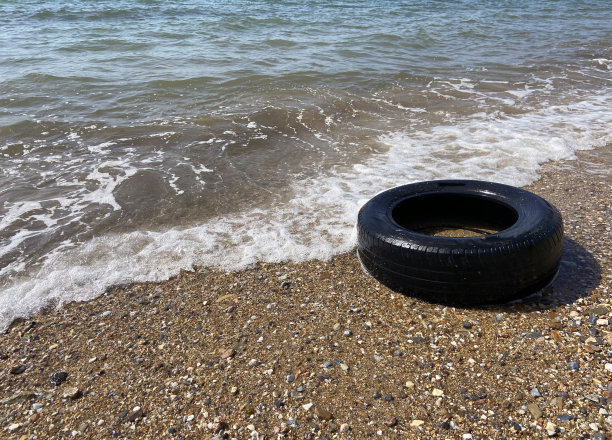 沙滩上的汽车轮胎和污染图片下载