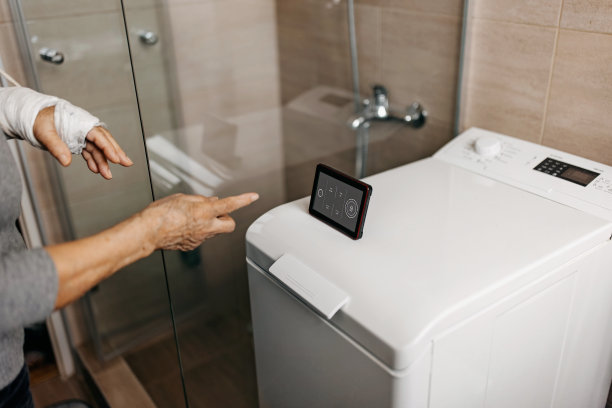 使用家用电器的老年妇女图片下载