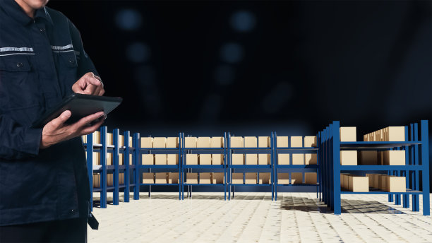 亚曼机械检查持有头盔安全制造工厂工厂工业，他检查产品质量的质量和速度为客户的产品用于食品、化妆品、汽车零部件图片下载