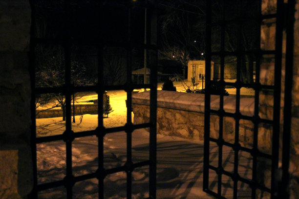 冬夜墓地的旧铁门图片下载