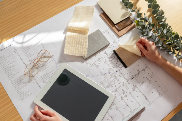 室内设计师在桌子上选择样品时的俯视图图片下载