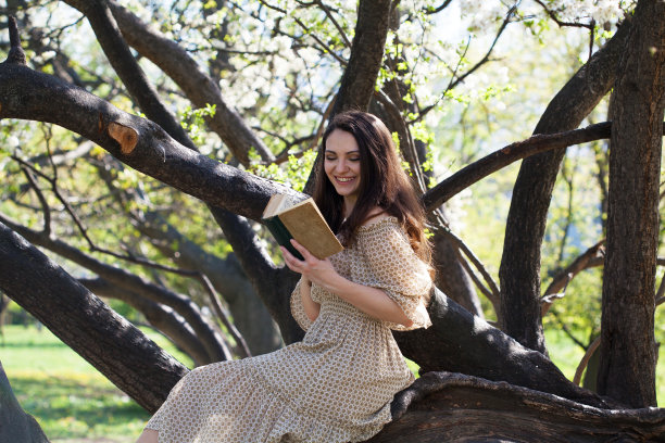 一个年轻女子在公园看书图片下载