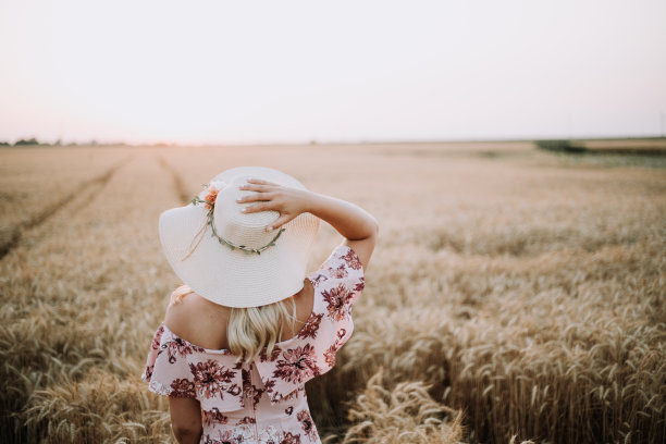 麦田里的年轻女子图片下载