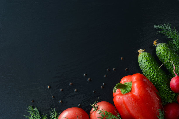 新鲜蔬菜在黑色背景，复制空间。健康食品，西红柿，黄瓜，红辣椒莳萝图片下载