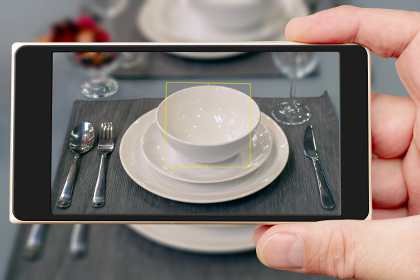 在智能手机屏幕上的餐厅餐桌设置。图片下载