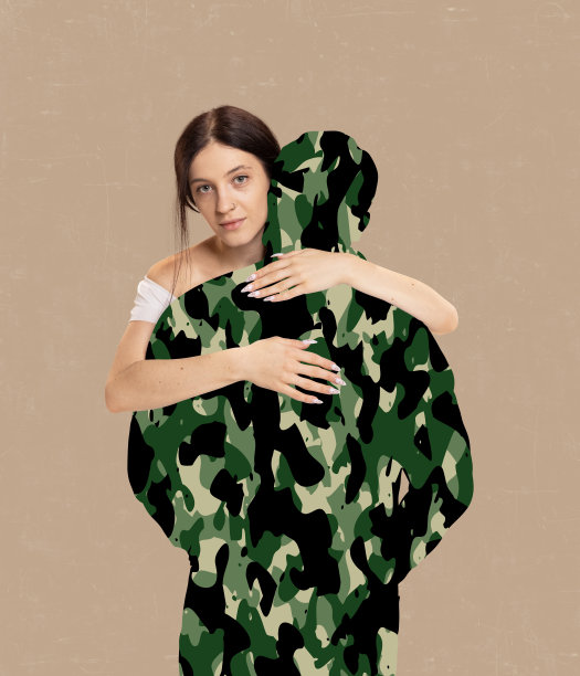 当代艺术拼贴。年轻女子拥抱的剪影男子覆盖军事设计，在身体上的模式图片下载