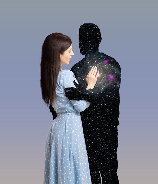 当代艺术拼贴。温柔的年轻女子拥抱着蓝色背景上孤立的男人的剪影。爱的概念图片下载