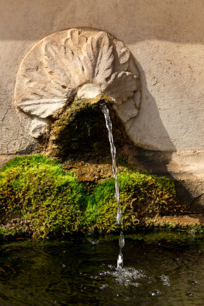 西班牙科尔多瓦，庭院里的喷泉图片下载