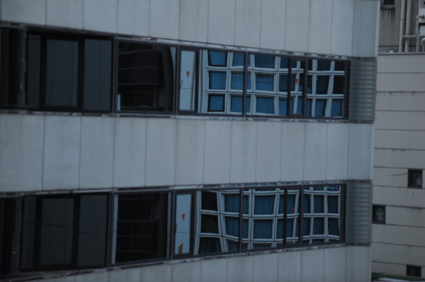 窗户和阳台有规则的垂直和水平线条，是现代建筑的一个例子图片下载