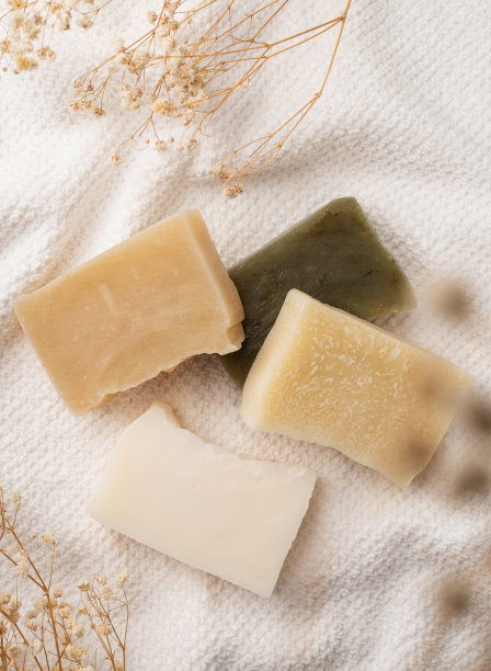 手工肥皂条上的白色毛巾俯视图图片下载