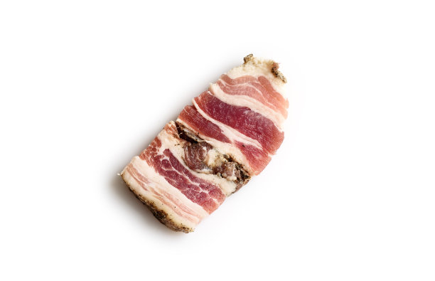 白色背景上有肉层的培根图片下载