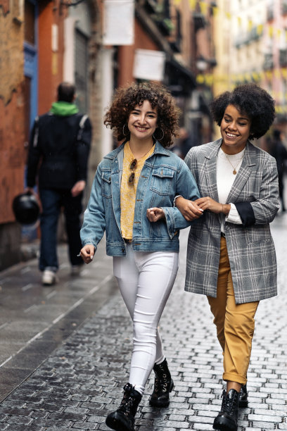 雨天散步的朋友图片下载